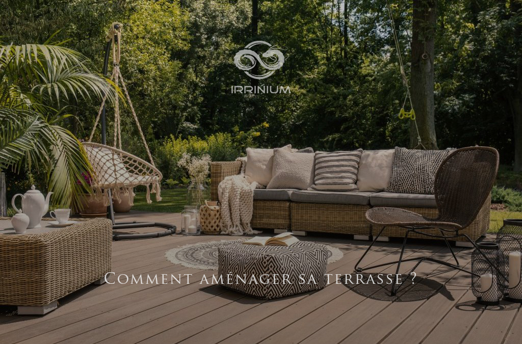 Terrasse aménagée avec des plantes et du mobilier confortable.